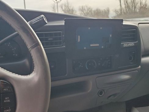 Used 2001 Ford Excursion XLT image 18