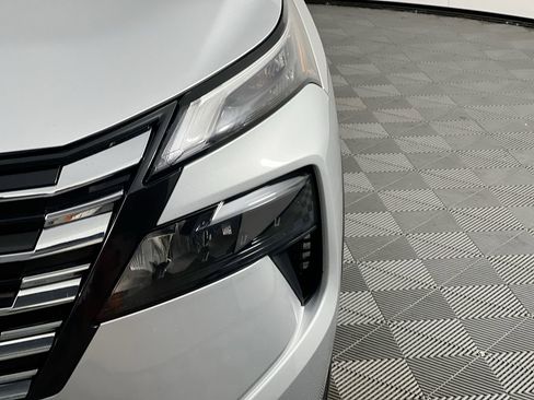 Used 2025 Nissan Rogue SV image 9