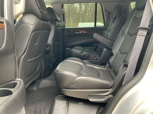 Used 2017 Cadillac Escalade Luxury AWD/4WD image 19