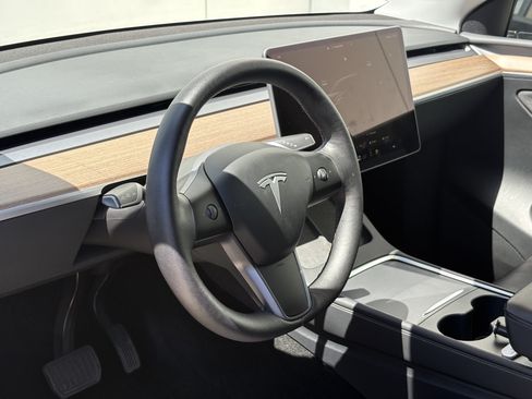 Used 2024 Tesla Model Y 2WD image 15