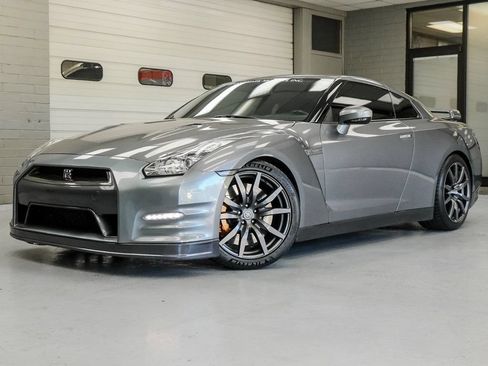 Used 2014 Nissan GT-R Premium AWD/4WD image 2