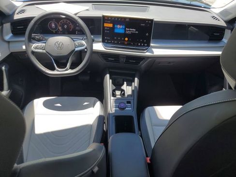 Certified 2025 Volkswagen Tiguan SE w/ Panoramic Sunroof Package AWD/4WD image 15
