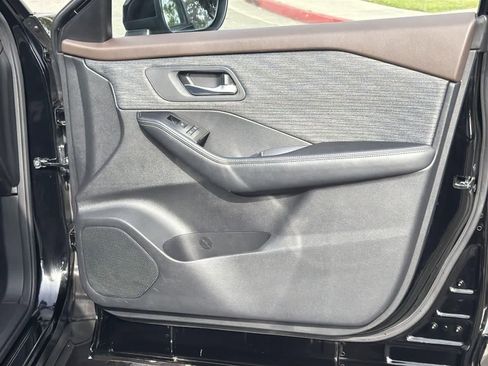 Used 2023 Nissan Rogue SV image 32