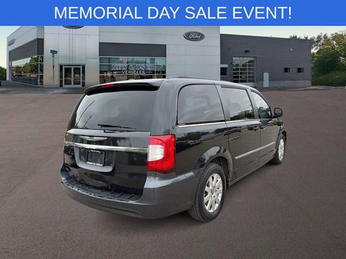 Used 2014 Chrysler Town & Country Touring FWD image 9
