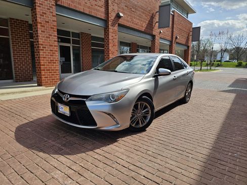 Used 2016 Toyota Camry SE image 3