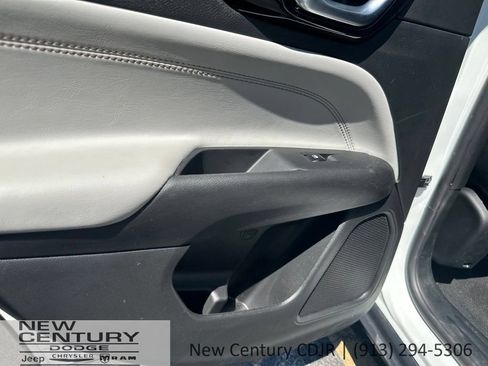 Used 2025 Jeep Compass Limited AWD/4WD image 11