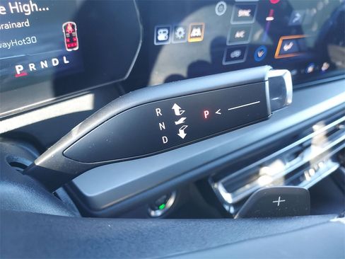 Used 2025 Chevrolet Traverse LT image 25