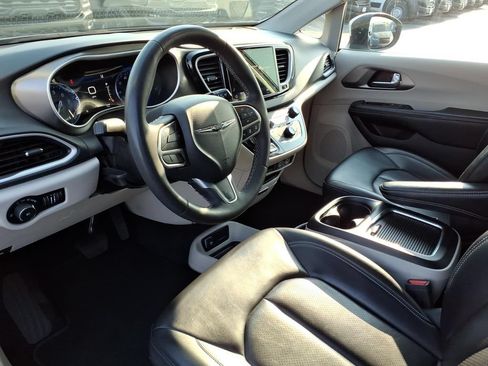 Used 2023 Chrysler Pacifica Touring-L FWD image 9