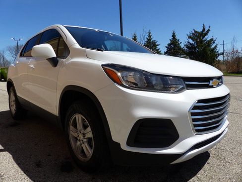 Used 2022 Chevrolet Trax LS w/ Tint and Cruise Package image 10