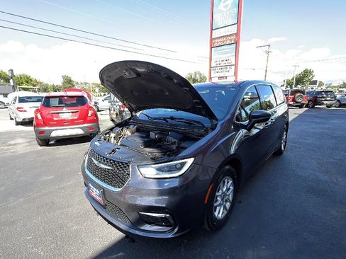Used 2023 Chrysler Pacifica Touring FWD image 10