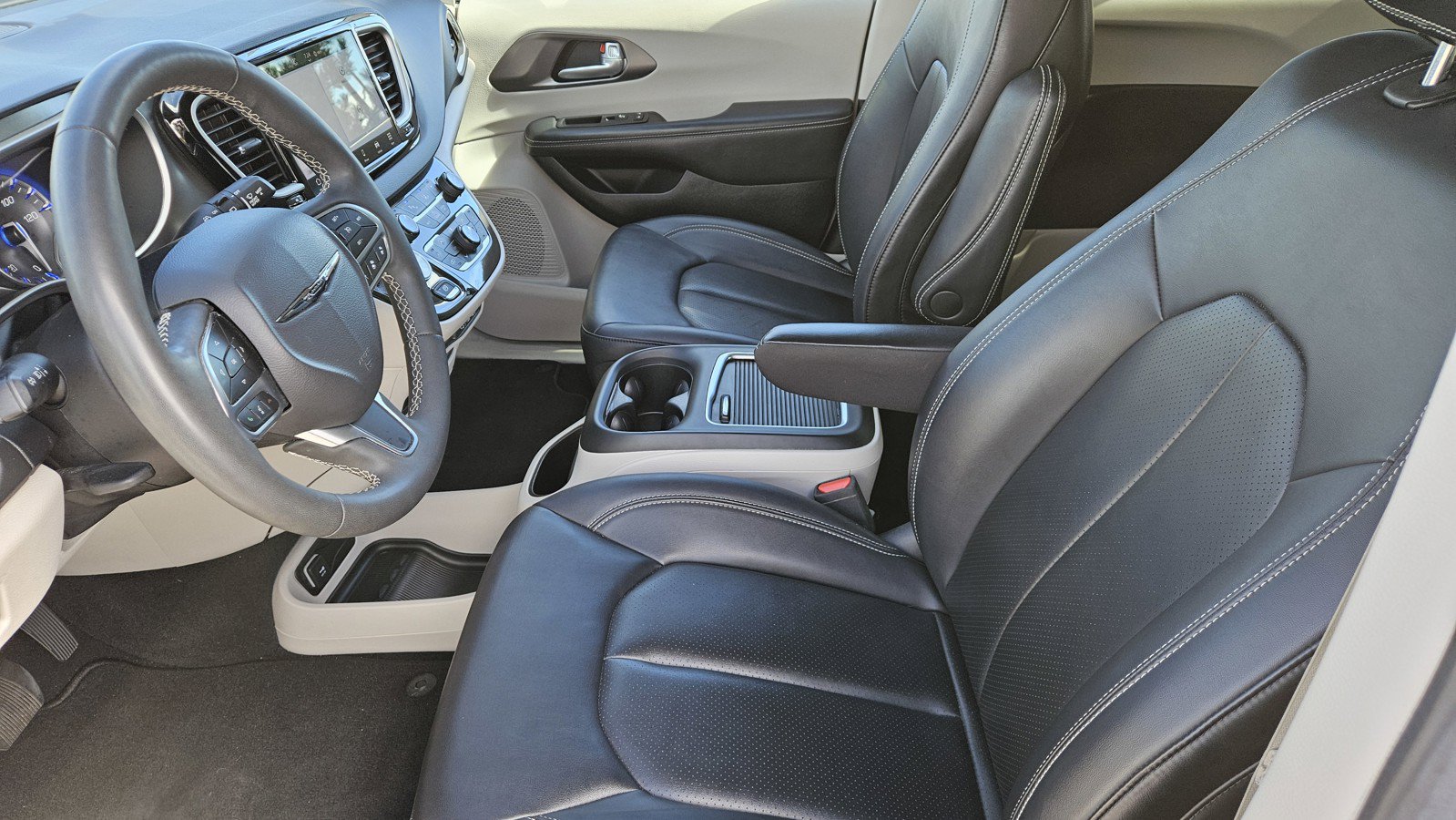 Used 2024 Chrysler Pacifica Touring-L FWD image 10