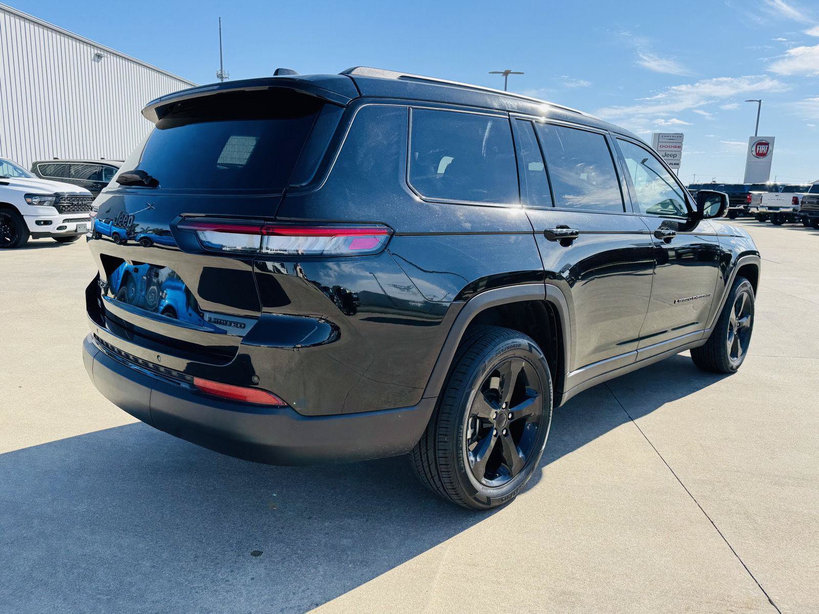 Used 2023 Jeep Grand Cherokee L Limited w/ Black Appearance Package AWD/4WD image 44