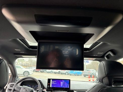 New 2026 Toyota Sienna Platinum image 31