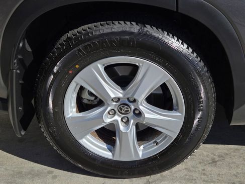 Used 2023 Toyota Highlander LE image 9