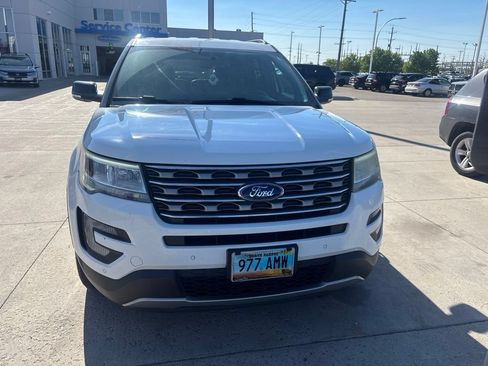 Used 2017 Ford Explorer XLT w/ Equipment Group 202A AWD/4WD image 13