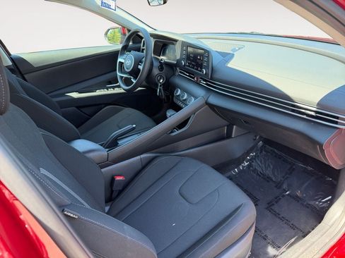 Used 2025 Hyundai Elantra SE FWD image 26