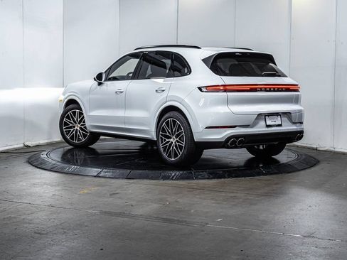 Certified 2025 Porsche Cayenne AWD/4WD image 3