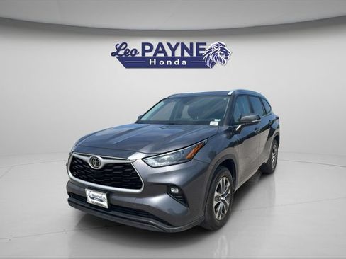 Used 2023 Toyota Highlander XLE FWD image 3