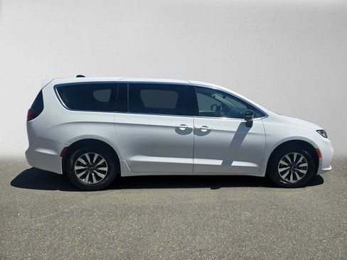 Used 2024 Chrysler Pacifica Limited FWD image 2