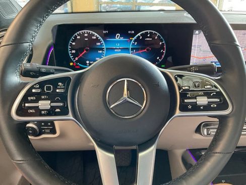 Used 2023 Mercedes-Benz GLB 250 4MATIC w/ Premium Package image 11