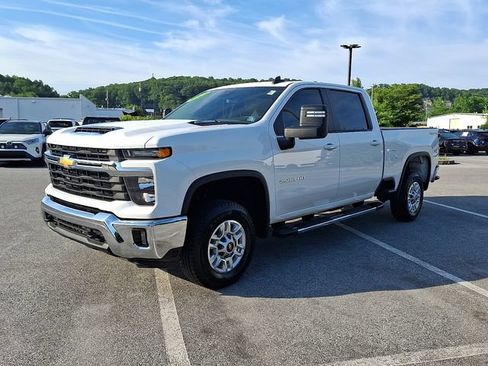 Used 2025 Chevrolet Silverado 2500 LT w/ Convenience Package AWD/4WD image 3