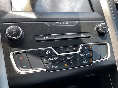 Used 2020 Ford Fusion SE FWD image 32