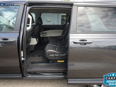 Used 2023 Kia Carnival EX FWD image 20