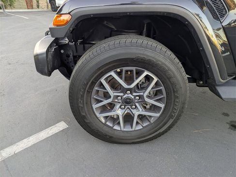 Used 2024 Jeep Wrangler Sahara image 13