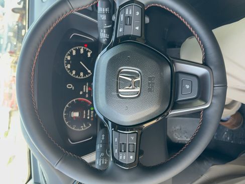 Used 2025 Honda Pilot TrailSport image 13