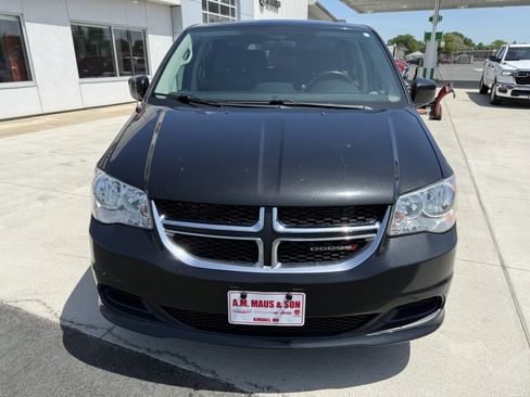 Used 2016 Dodge Grand Caravan SXT FWD image 2