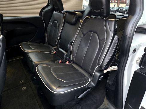 Used 2018 Chrysler Pacifica Limited w/ Advanced Safetytec Group image 13