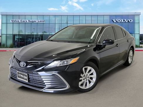 Used 2022 Toyota Camry LE FWD image 1