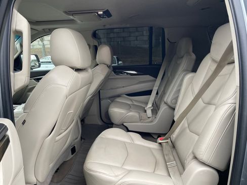 Used 2018 Cadillac Escalade ESV Luxury image 10