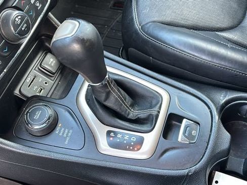 Used 2014 Jeep Cherokee Limited w/ Luxury Group AWD/4WD image 20