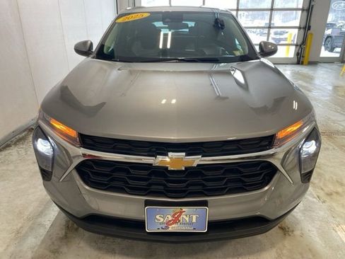 Used 2025 Chevrolet Trax LS w/ LS Convenience Package image 4