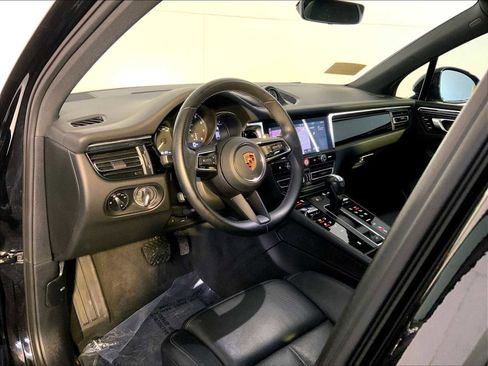 Certified 2023 Porsche Macan image 4
