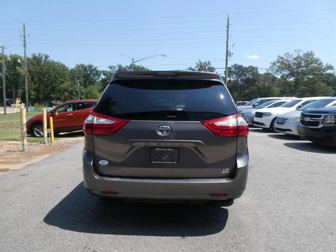 Used 2017 Toyota Sienna LE AWD/4WD image 6
