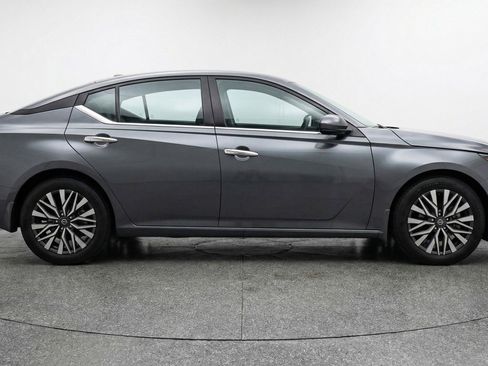 Used 2025 Nissan Altima 2.5 SV image 11