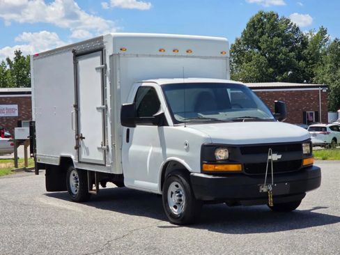 Used 2015 Chevrolet Express 3500 RWD image 8