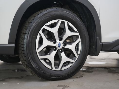 Used 2023 Subaru Forester Premium image 31