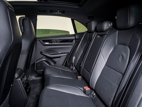 Certified 2025 Porsche Macan Electric image 17