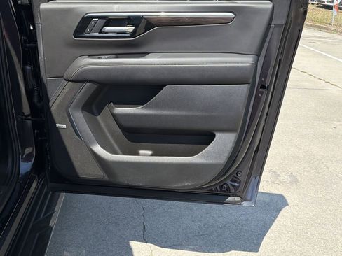 Used 2025 Chevrolet Suburban Premier AWD/4WD image 17