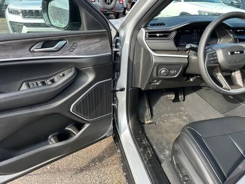 New 2026 Jeep Grand Cherokee Limited w/ Limited Altitude Package AWD/4WD image 9