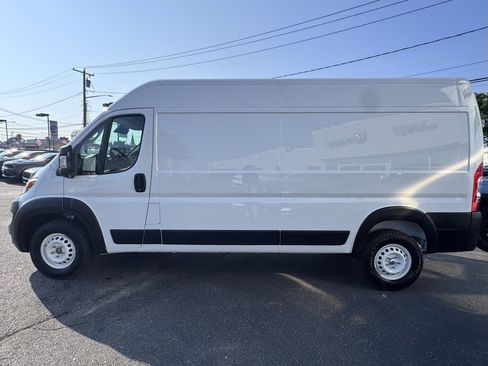 Used 2025 RAM ProMaster 2500 w/ Convenience Group image 4