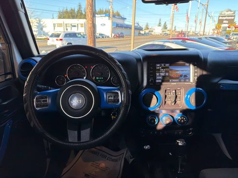 Used 2017 Jeep Wrangler Unlimited Rubicon w/ Connectivity Group image 26