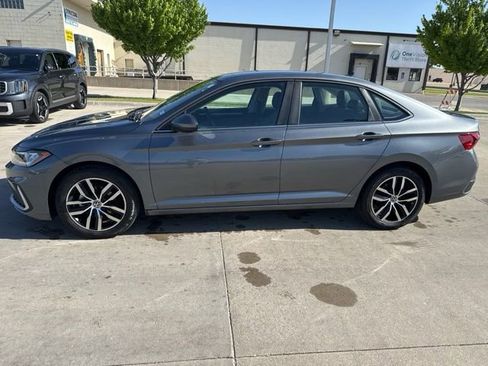 Used 2025 Volkswagen Jetta SE FWD image 8