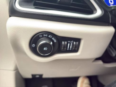 Used 2024 Chrysler Pacifica Touring-L image 12