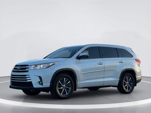 Used 2017 Toyota Highlander XLE AWD/4WD image 2