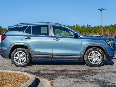 Used 2024 GMC Terrain SLE w/ Driver Convenience Package image 9