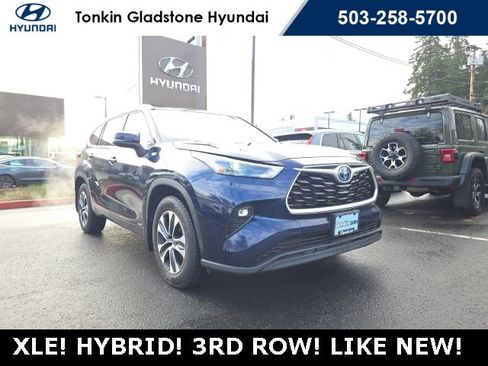 Used 2022 Toyota Highlander XLE image 2
